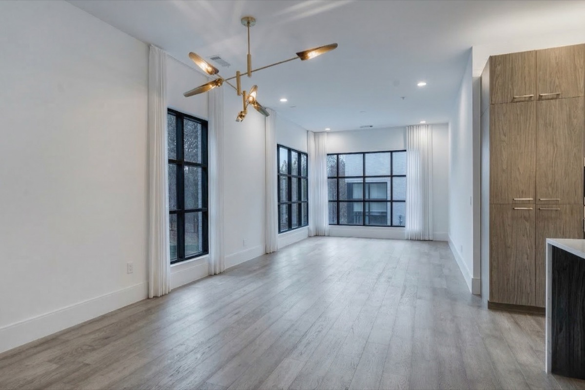 Before staging — Metro Atlanta vacant living area